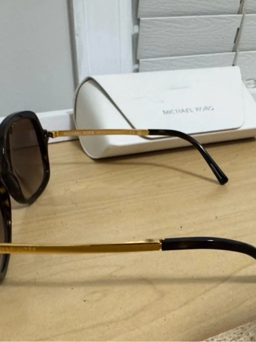 New Never Worn Michael Kors Sunglasses w/ Matching case